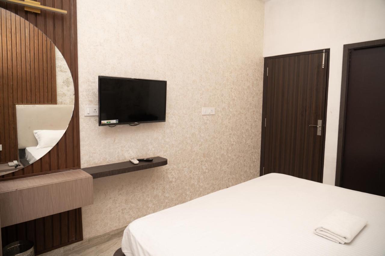 Holy Land Hotel Varanasi Exterior photo