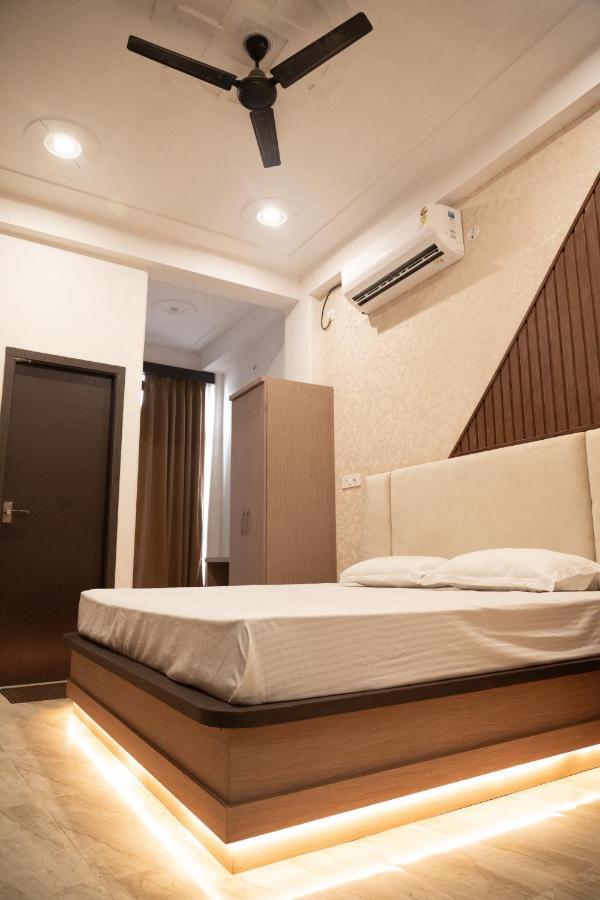 Holy Land Hotel Varanasi Exterior photo